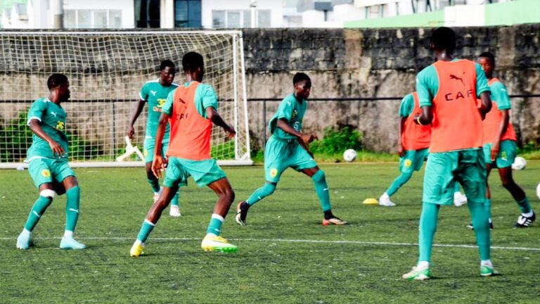 Jeunes footballeurs africains en pleine action lors d'un match de la CAN U17, montrant l'intensité de la compétition.