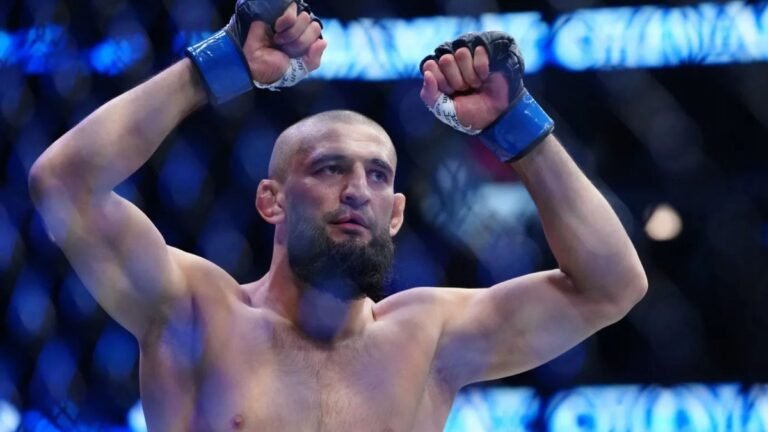 Khamzat Chimaev en plein combat officiel lors d'un événement UFC