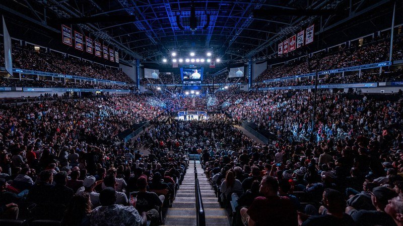Ambiance générale d'une arène UFC pendant un combat professionnel avec la foule