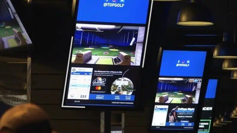 Écran affichant les cotes de paris sportifs lors d'un grand événement sportif