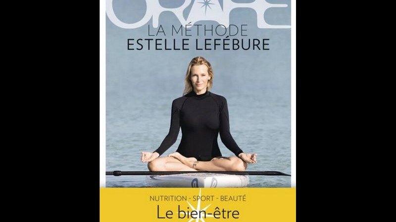 Estelle Lefébure intervenant lors d'une conférence ou un événement dédié au bien-être et au yoga.