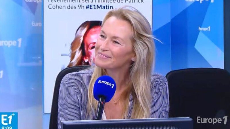 Portrait professionnel d'Estelle Lefébure lors d'une interview télévisée ou d'un événement public récent.