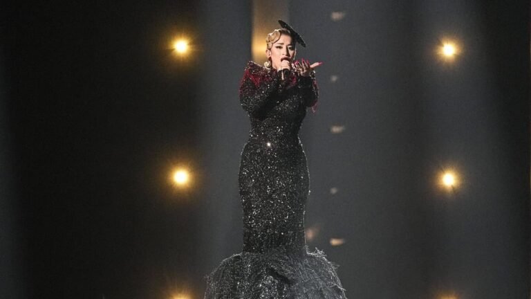 La Zarra à l'Eurovision 2023, vêtue de son costume inspiré de Marilyn Monroe sur scène pendant sa prestation