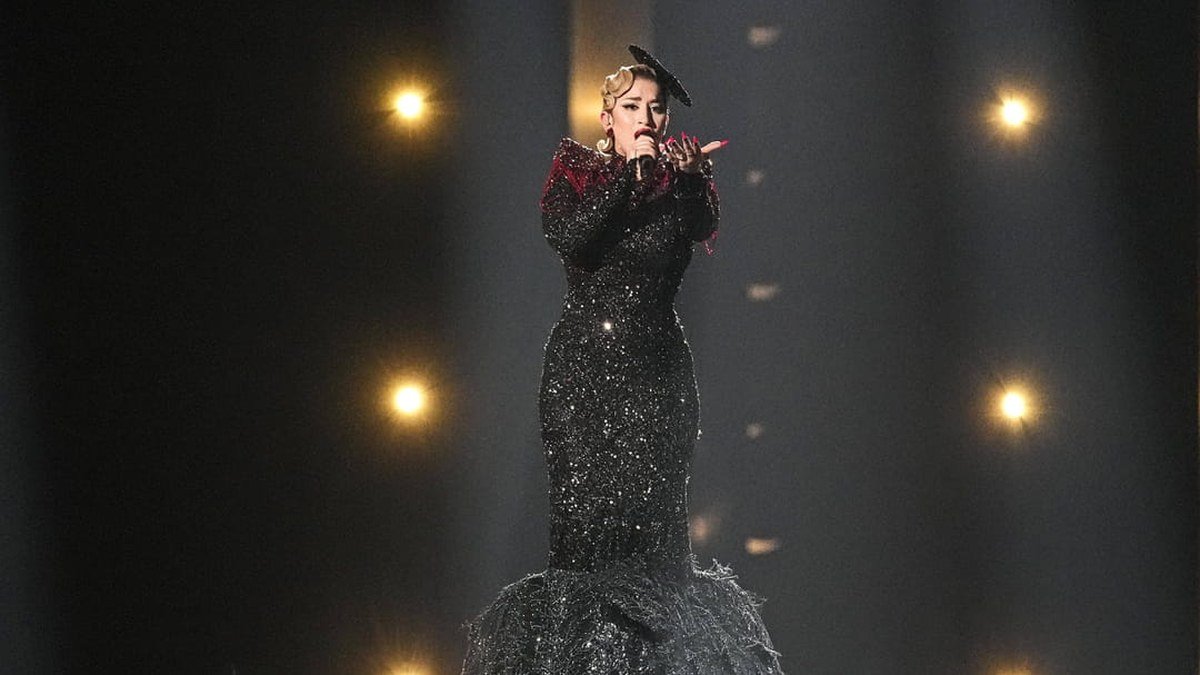 La Zarra à l'Eurovision 2023, vêtue de son costume inspiré de Marilyn Monroe sur scène pendant sa prestation