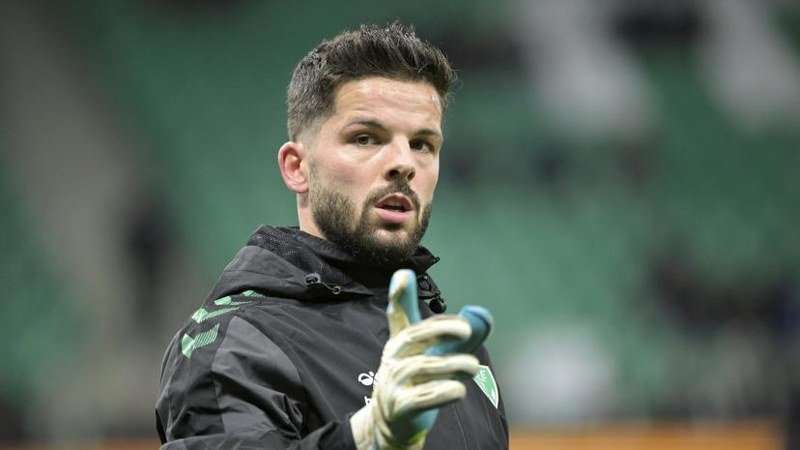 Portrait professionnel de Gautier Larsonneur, gardien de but de l'AS Saint-Étienne, ou lors d'une conférence de presse liée au football.