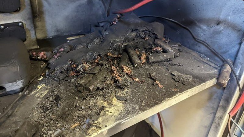 Batterie de voiture électrique gravement endommagée suite à un incendie, montrant les conséquences d'un sinistre.