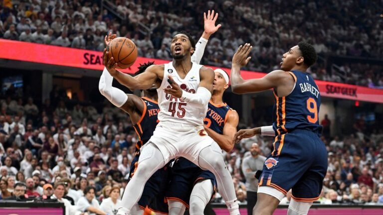 Joueurs des New York Knicks et Cleveland Cavaliers en pleine action intense lors d'un match de NBA