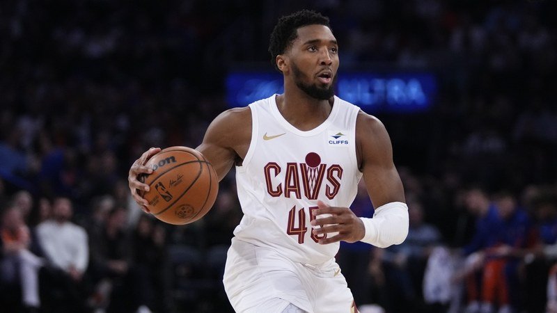 Donovan Mitchell des Cleveland Cavaliers dribblant face aux New York Knicks en match NBA