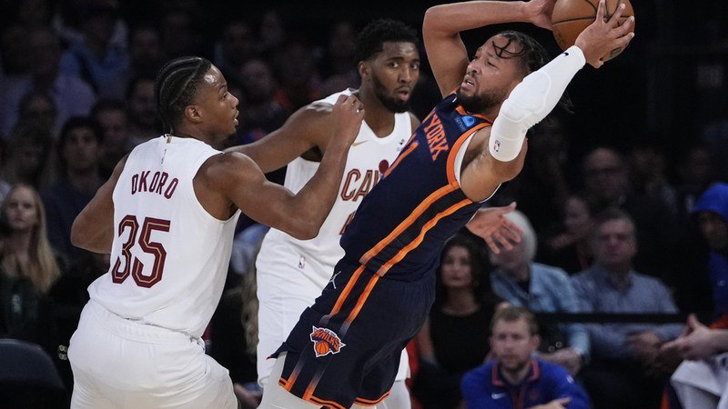 Jalen Brunson des New York Knicks effectuant un tir contre les Cleveland Cavaliers lors d'un match NBA