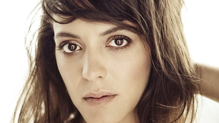 Portrait officiel de l'artiste Monia Chokri lors d'un festival de cinéma québécois.