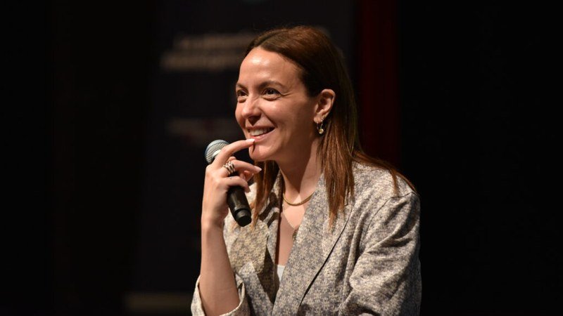 Monia Chokri en interview pour un média, discutant du cinéma québécois et de son travail.