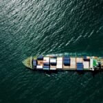 Navire en Mer Rouge et facture d'énergie élevée, illustrant les tensions géopolitiques et l'inflation des prix du pétrole sur le budget des ménages.