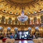 Vue intérieure d'une prestigieuse salle de bal historique à Paris, préparée pour un événement culturel.