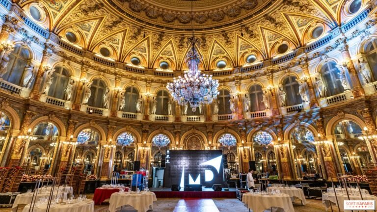 Vue intérieure d'une prestigieuse salle de bal historique à Paris, préparée pour un événement culturel.