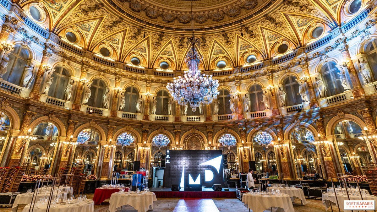 Vue intérieure d'une prestigieuse salle de bal historique à Paris, préparée pour un événement culturel.