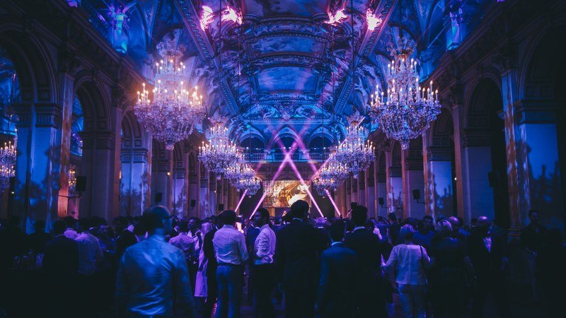 Scène aménagée pour un spectacle ou une performance lors d'un événement culturel contemporain dans une salle de bal parisienne.