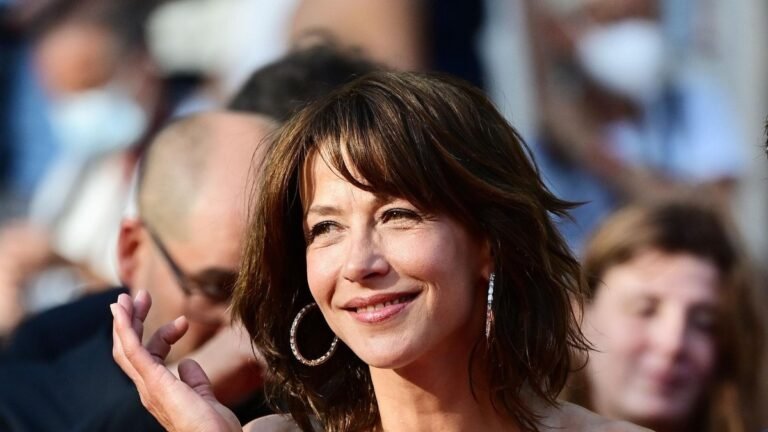 Sophie Marceau posant élégamment sur le tapis rouge du Festival de Cannes