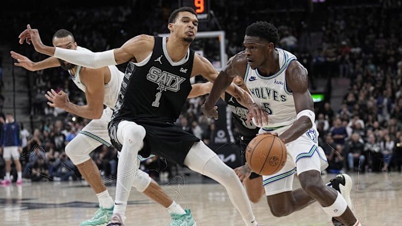 Confrontation entre Victor Wembanyama et Anthony Edwards lors d'un match NBA entre les Spurs et les Timberwolves