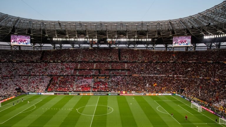 Joueurs du PSG et d'Arsenal en action lors d'un match de football au Puskás Aréna de Budapest