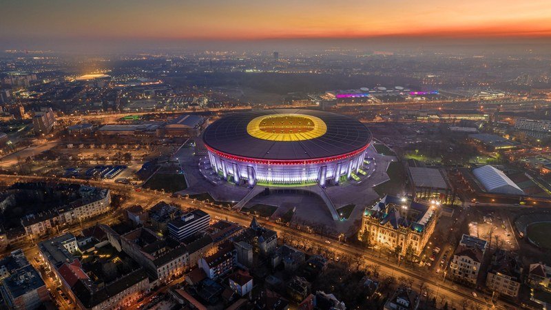 Vue extérieure du Puskás Aréna de Budapest illuminé la nuit