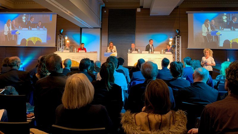 Conférence avec intervenant et public