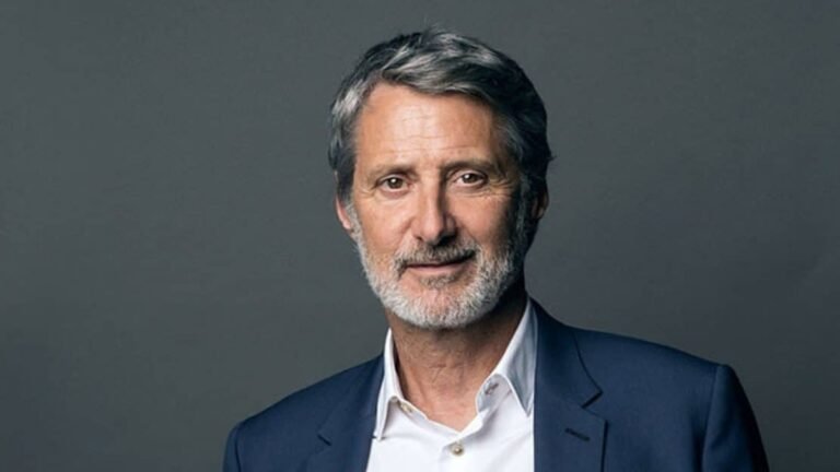 Portrait de l'acteur Antoine de Caunes