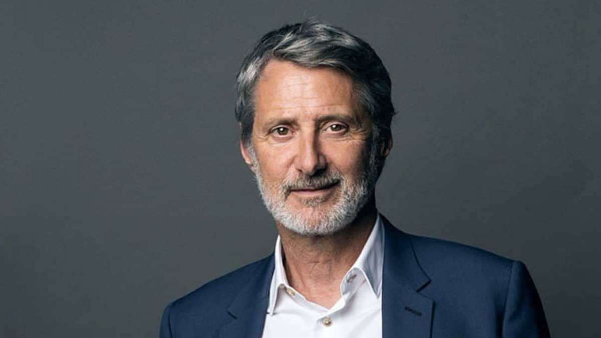 Portrait de l'acteur Antoine de Caunes
