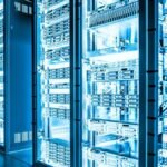 Baies de serveurs informatiques dans un centre de données