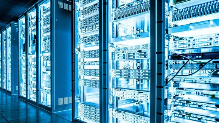 Baies de serveurs informatiques dans un centre de données