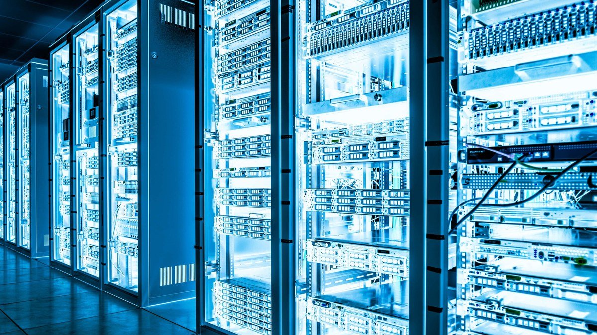 Baies de serveurs informatiques dans un centre de données