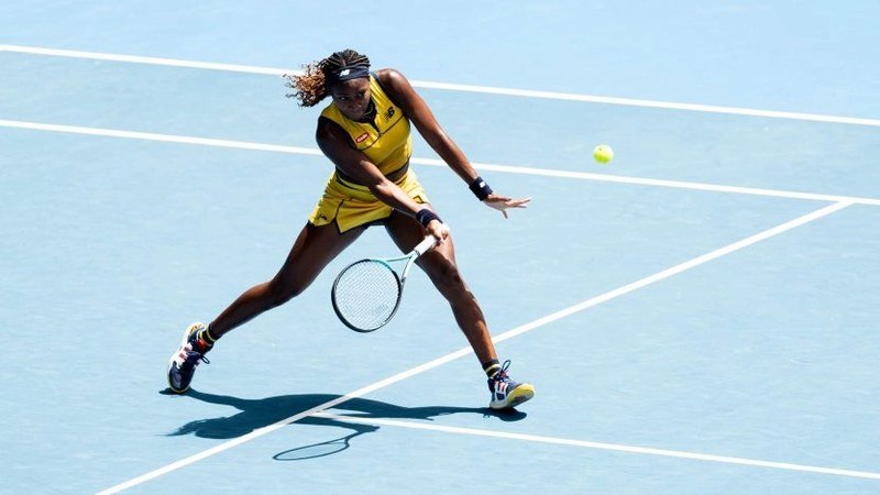 Coco Gauff réalisant un coup d'amortie