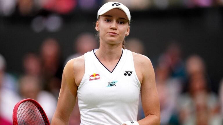 Elena Rybakina en action sur un court de tennis