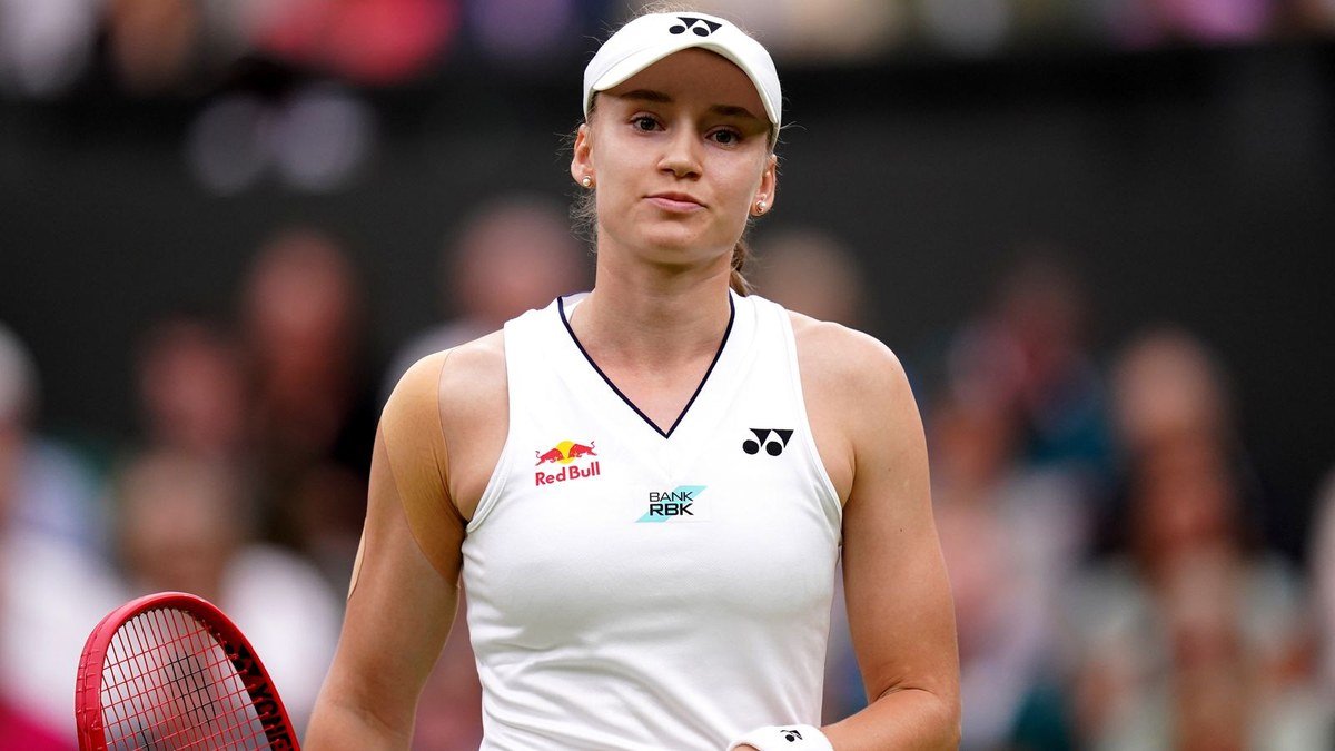 Elena Rybakina en action sur un court de tennis
