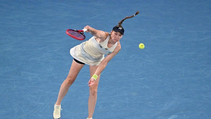 Elena Rybakina effectuant un service puissant