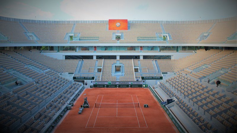 Vue d'un court de tennis central lors d'un tournoi