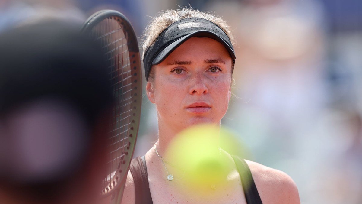 Elina Svitolina effectuant un revers sur un court de tennis