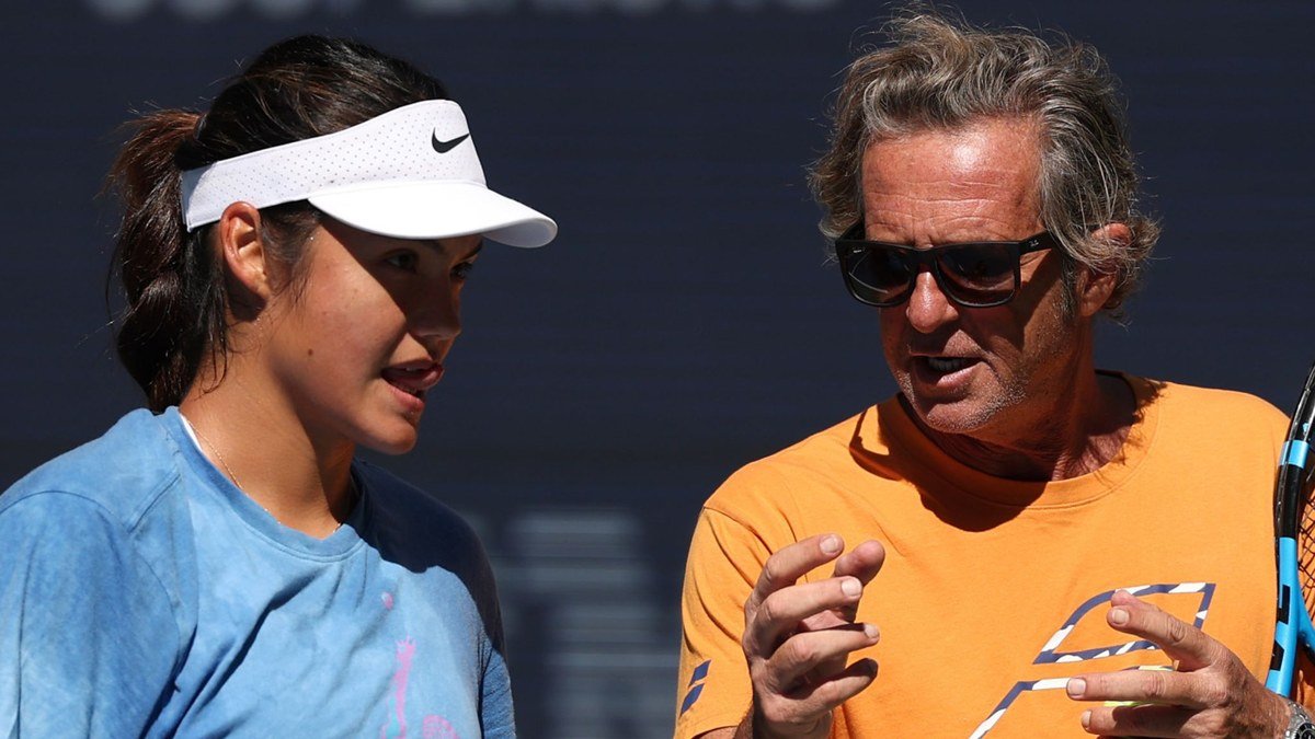 Emma Raducanu et son entraineur Francis Roig sur le court