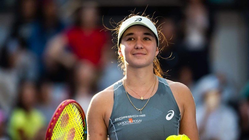 Eva Lys en pleine action sur un court de tennis