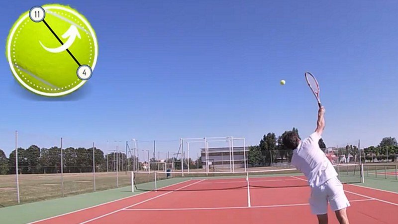 Joueuse de tennis effectuant un service