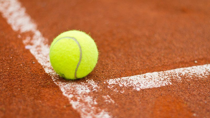 Terrain de tennis en terre battue
