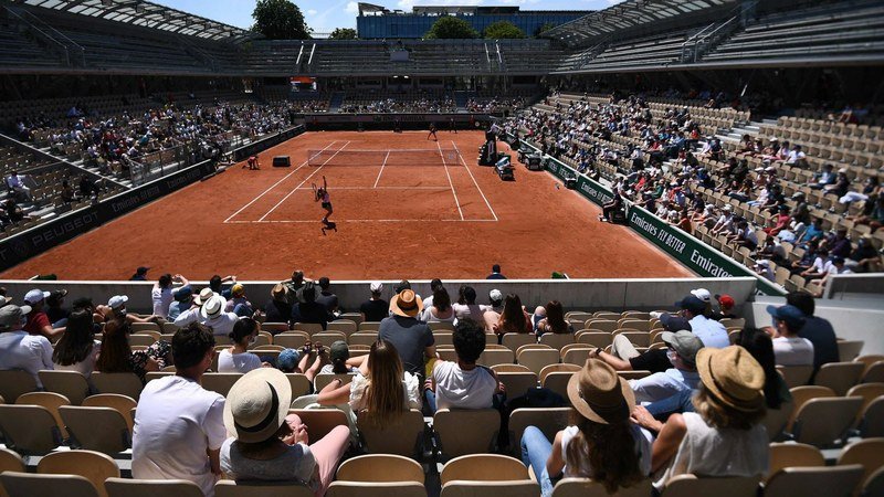 Foule de spectateurs dans les tribunes d'un tournoi de tennis