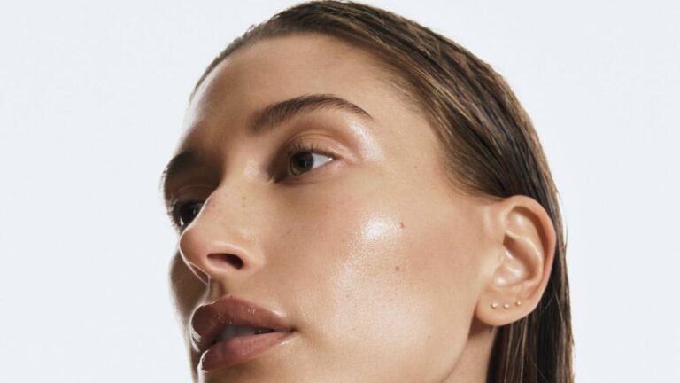 Hailey Bieber avec des produits de sa marque Rhode
