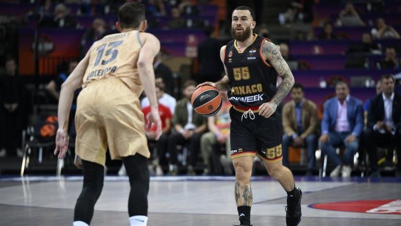 Mike James lors des négociations avec le FC Barcelone