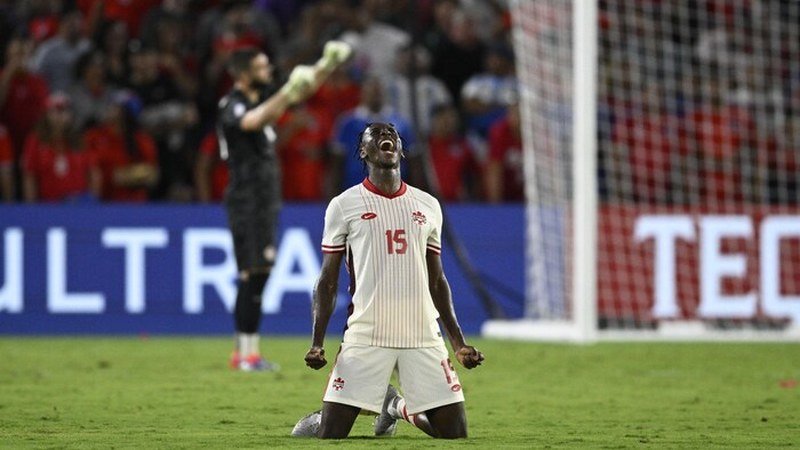 Moïse Bombito en pleine action sur le terrain de football