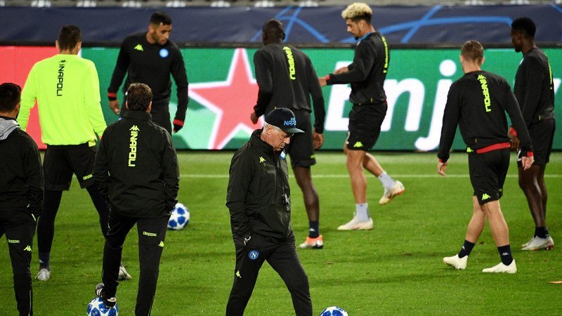Carlo Ancelotti sur un terrain de football
