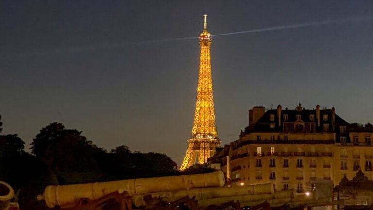 Public lors de l'événement culturel Nuit Blanche à Paris