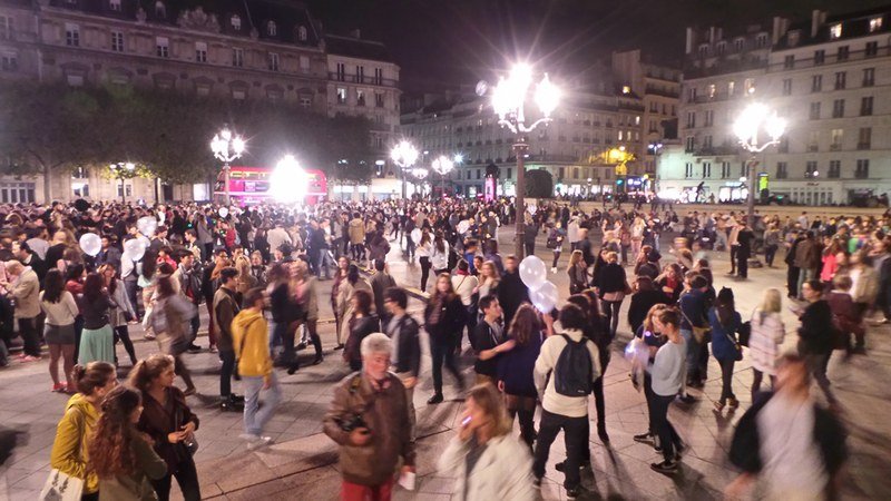 Foule de visiteurs dans les rues de Paris pendant la Nuit Blanche