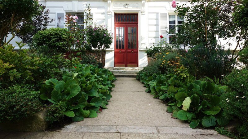 Cour intérieure typique et cachée du quartier de Belleville à Paris