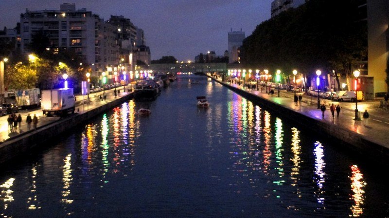 Le canal de l'Ourcq illuminé la nuit à Paris