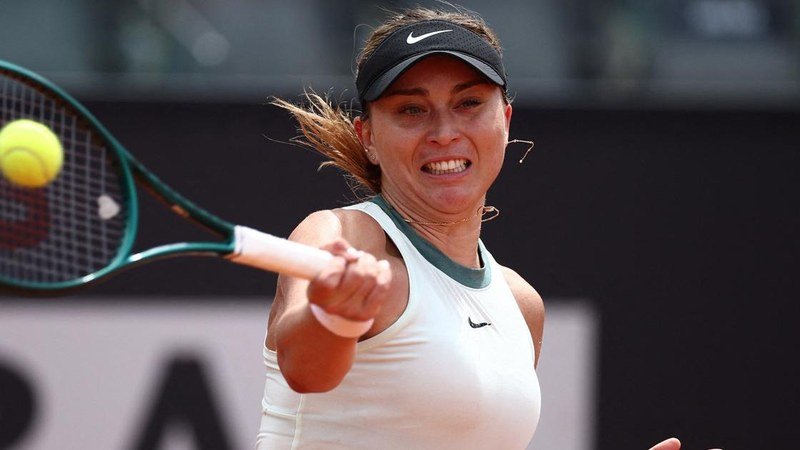 Paula Badosa frappant un coup droit sur gazon
